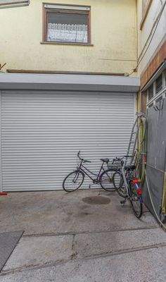 Garage mit elektr. Tor