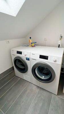 Hauswirtschaftsraum mit WAMA und Trockner