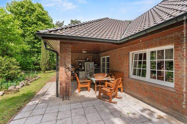 Teilüberdachte Terrasse (38,13m² Grundfläche) mit Südwest-Ausrichtung: fast ganztägig Sonne!