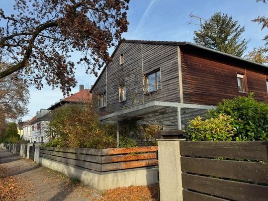 Außenansicht mit Garageneinfahrt