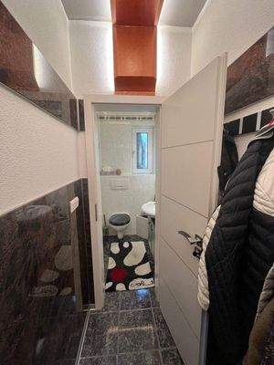 Gäste-WC mit Fenster