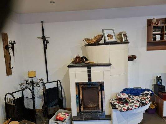 Kachelofen im Wohnzimmer