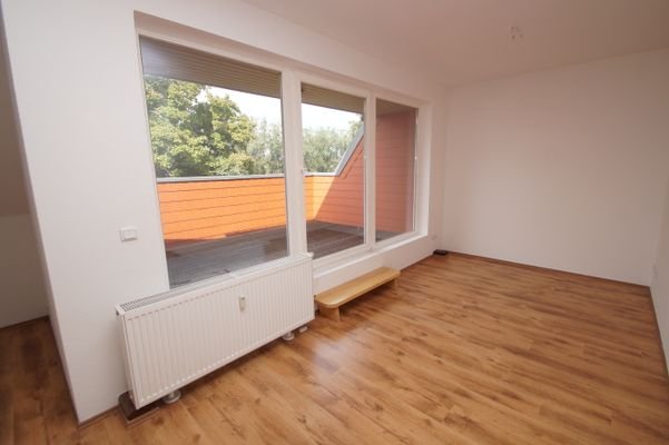 Wohnzimmer mit Zugang zur Dachterrasse