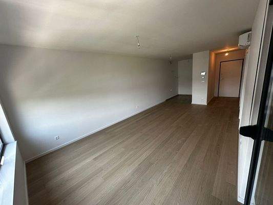 Modern gestalteter Wohn- und Essbereich