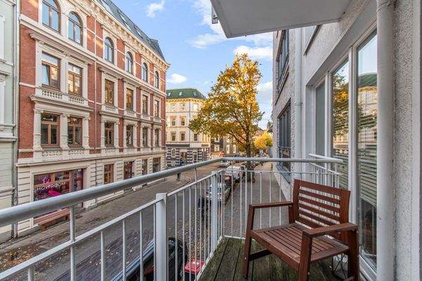 Balkon mit Aussicht auf die Bahrenfelder Straße