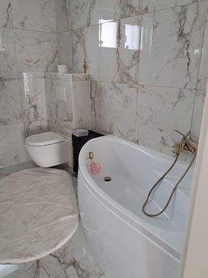 Badezimmer mit Wanne im OG