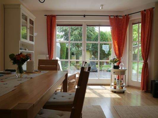 Wohnzimmer/Essen mit Blick zur Terrasse