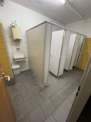 Öffentliche Toilettenkabinen