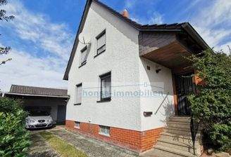 Wohnhaus mit XXL-Carport/ Garage befindet sich hinter dem Carport
