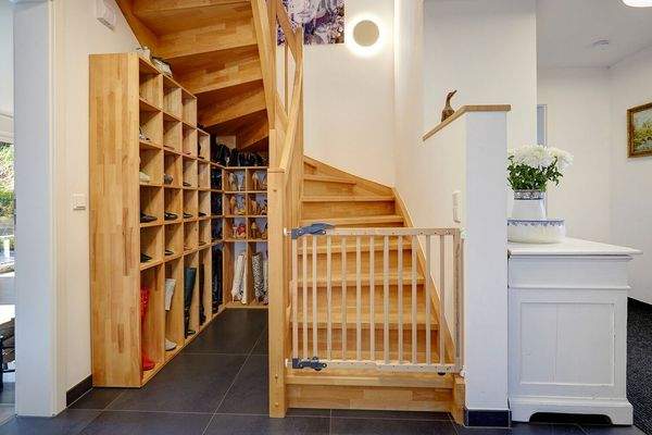 Massivholztreppe ins Obergeschoss