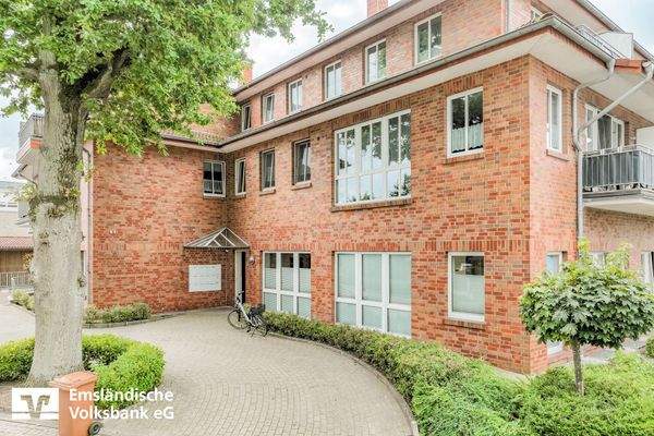 Rückseite mit Zugang zu den Wohnungen