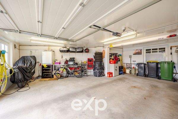 Große massive Garage mit Kunststoffverkleidung