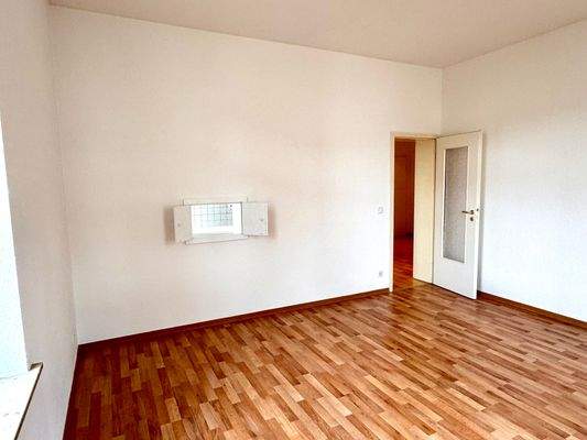 Wohnzimmer mit Durchreiche zur Küche