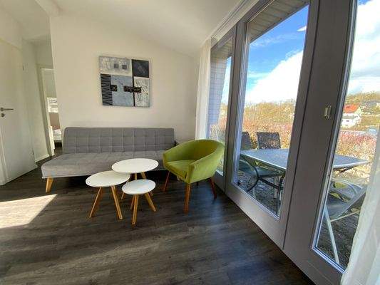 Wohnzimmer mit Zugang zur Terrasse