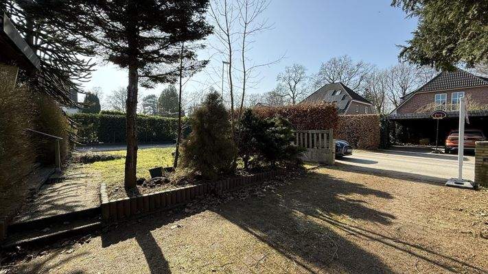 Auffahrt und Vorgarten