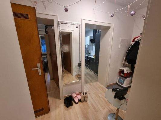 Flur mit Spiegel und Küche