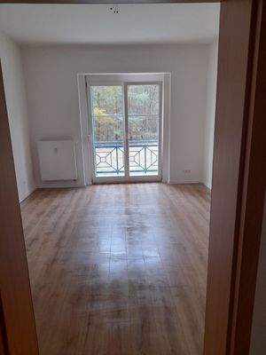 Wohnzimmer mit Balkon