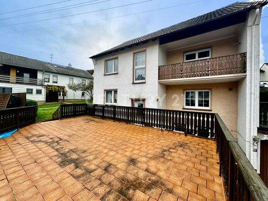 Ansicht Terrasse mit seitlichem Blick zum Haus