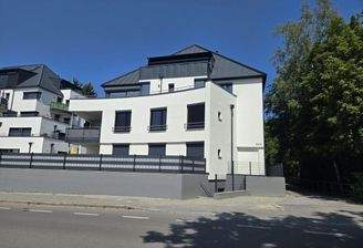 Vorderseite Gesamthaus mit Blick auf Dachterrasse