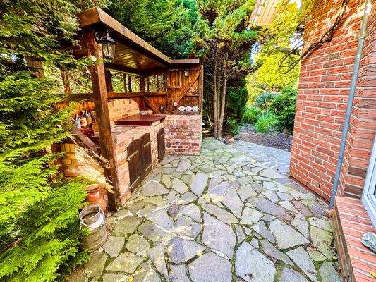 Die Außenküche ist von der großen Terrasse zugänglich.