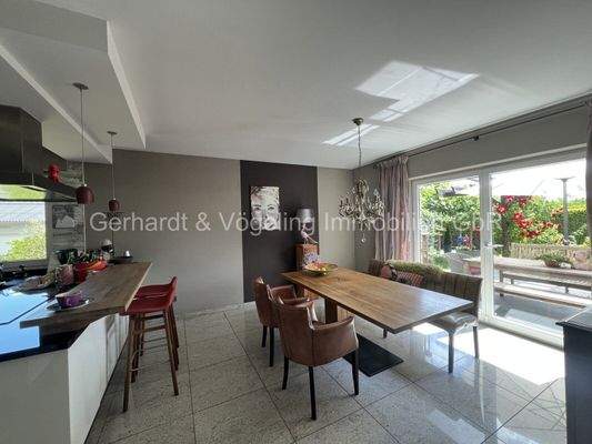 Esszimmer mit Zugang zur Terrasse