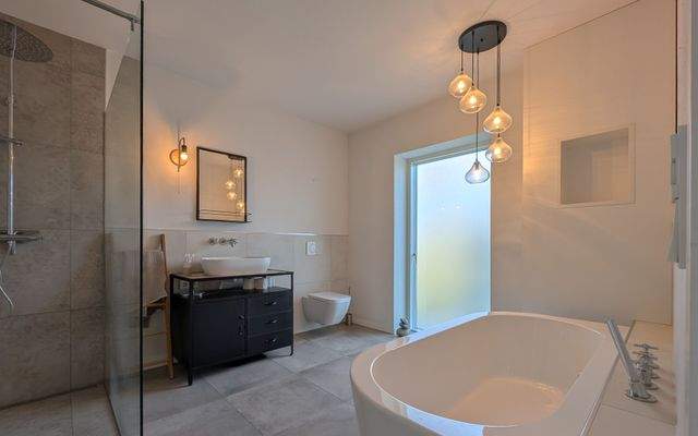 Bad mit Wanne und Dusche