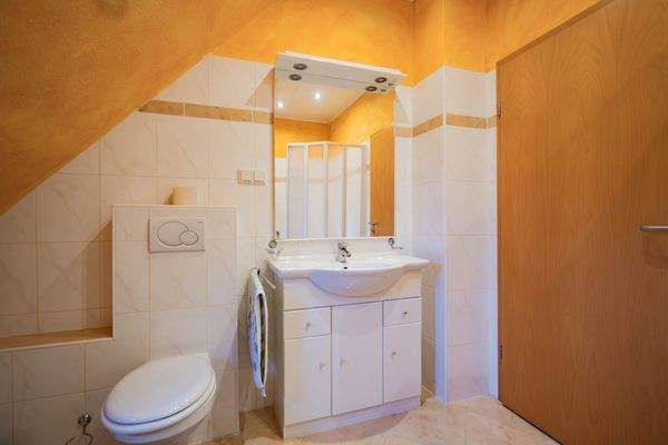 Bad OG vorderes Haus