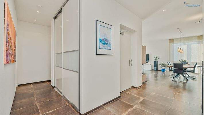 Flur mit Einbauschrank und Aufzug