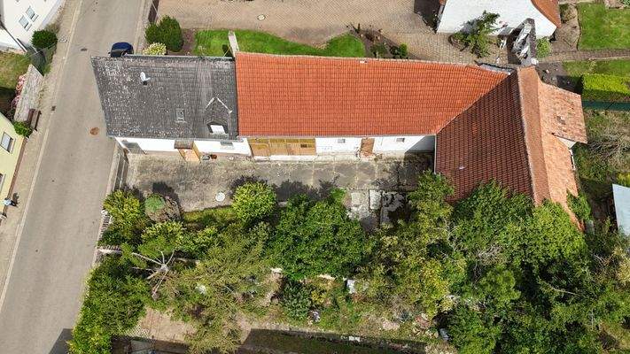 Haus und Nebengebäude