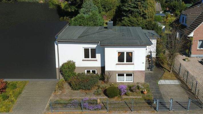 Wohnen im Grünen: Doppelhaushälfte mit Terrasse, Gartenhaus und Stellplatz