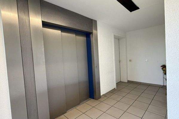 Eingangstür und Aufzug