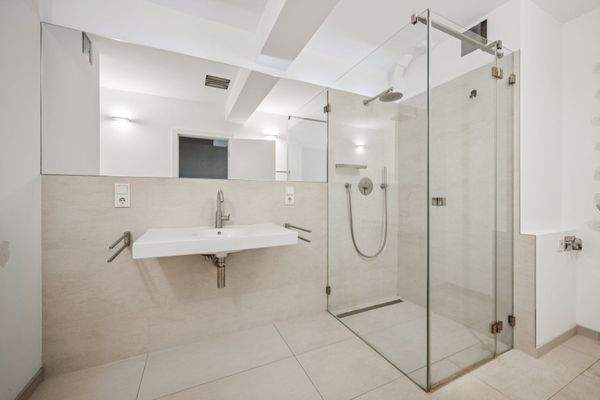 Modernes Duschbad mit Waschmaschinen Anschluß