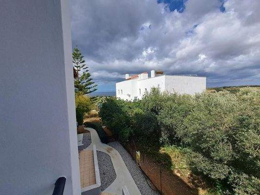 Große Villa mit offenem Meerblick und vier Mietwohnungen