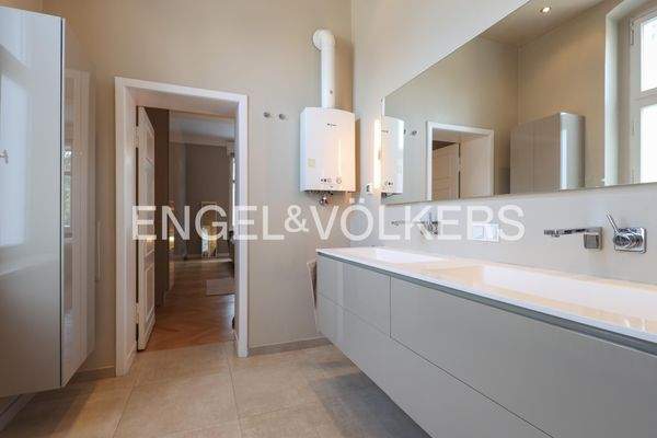 Das Masterbad bietet eine zweiseitig begehbare Walk-in-Dusche