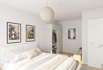 Ein komfortables Schlafzimmer mit Balkonzugang