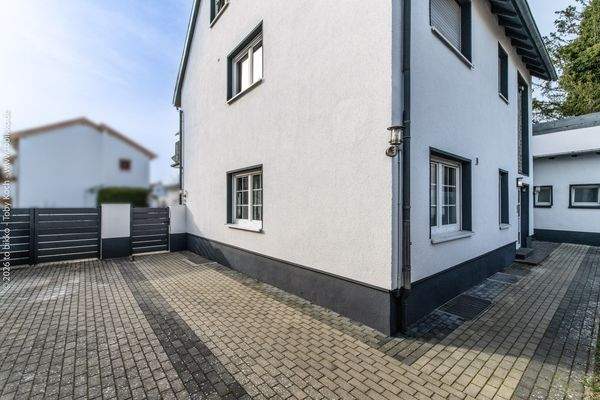 Eingang und Einfahrt