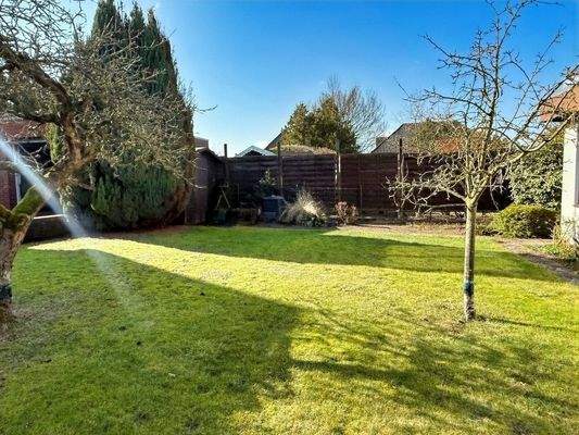 Großer Garten mit Obstbäumen