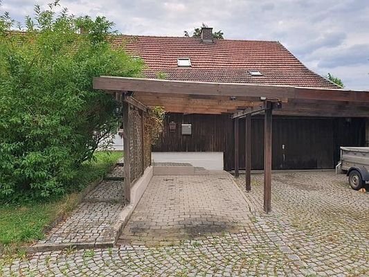 Doppelgarage und Carport | gepflasterter Hofraum 