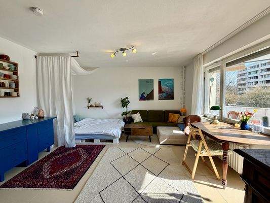 2. Großzügiger Wohn- und Essbereich mit viel Tages