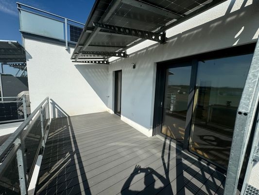Südbalkon mit Zugang zur Dachterrasse