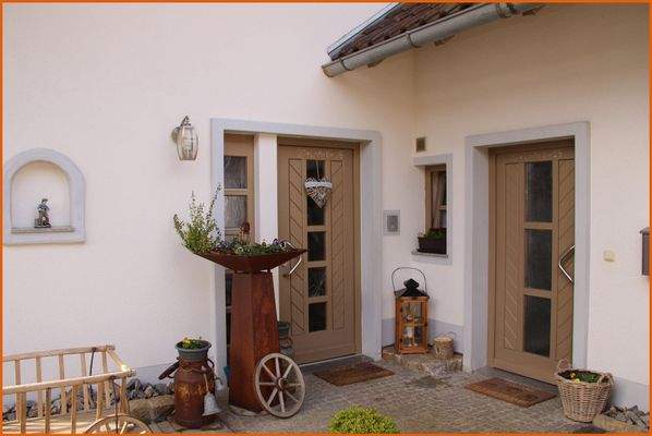 rechts - Zugang Altbau