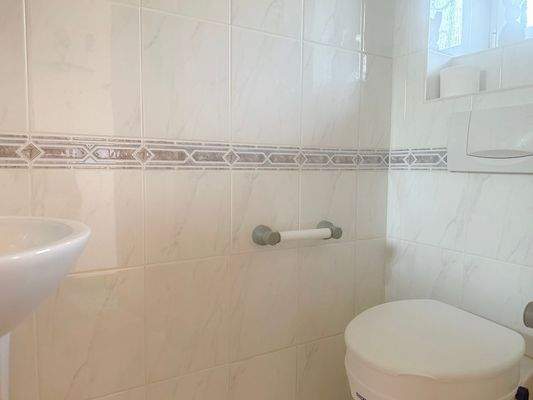 hellem Gäste-WC mit Fenster.