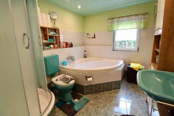 Bad mit Eckwanne 1. OG