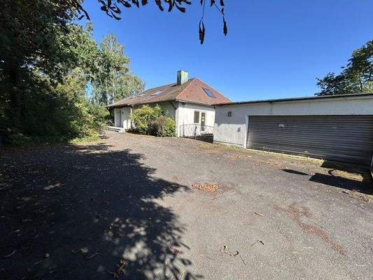 Ansicht Eingang und Zufahrt Grunstück