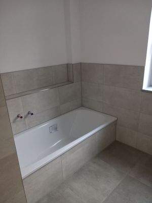 Bad mit Wanne und Fenster