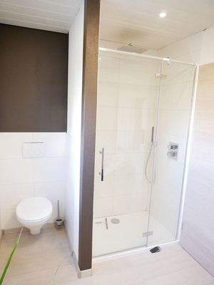EG bad rechts mit dusche