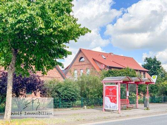 Bushaltestelle mit Wartehäuschen