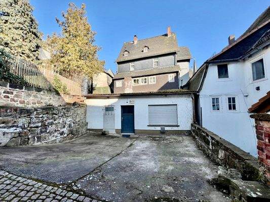 Gebäuderückseite mit Stellplätzen