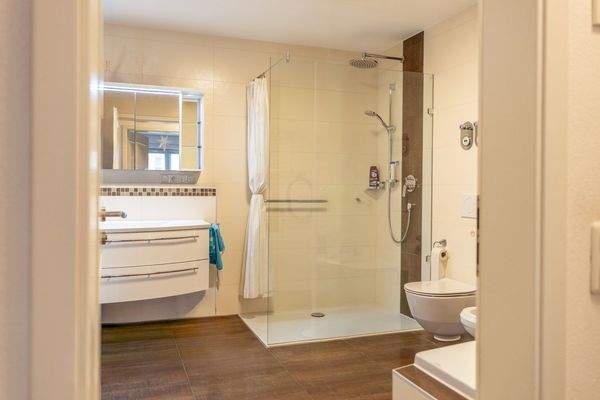 Geschmackvolle Gartenwohnung von 2013 – modern, hell und ideal gelegen