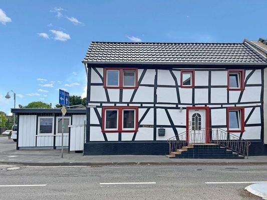 Straßenansicht der Immobilie